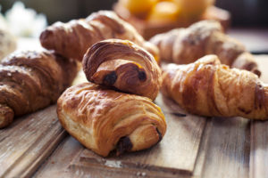 Viennoiseries croissant; croissant français; pain au chocolat; chocolat; jus d'oarnge; orange; oarnges; jus; frais; bio; vitamine; vitamines; croissant de campagne; viennoiserie; viennoiseries; gateau; gateaux; pain; céréales; feuilleté; pâte feuilleté; beurre; sucre; graine; graines; sésame; boulangerie; petit déjeuner; tradition; artisan; artisanat; gastronomie; france; ardoise; patisserie; gourmandise; plaisir; santé